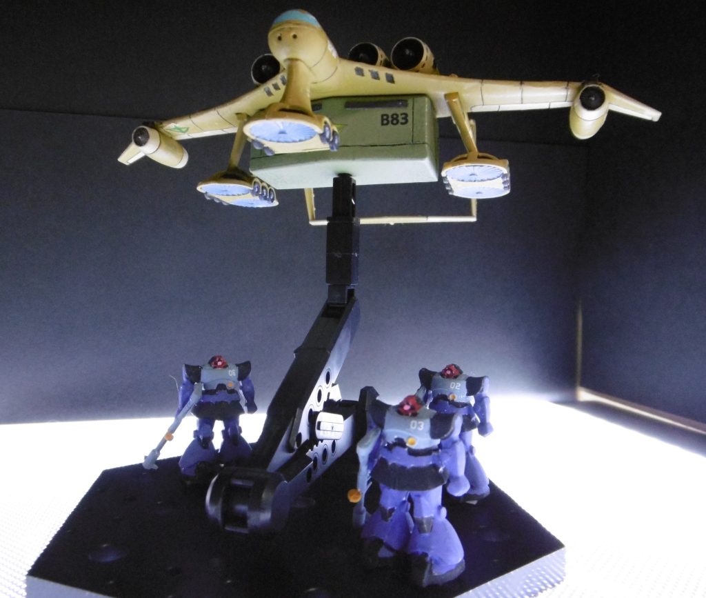 黒い三連星のドムがミデアを護衛しているみたいに見えますが、ご愛敬ということでお願いします(gundam-kao10)