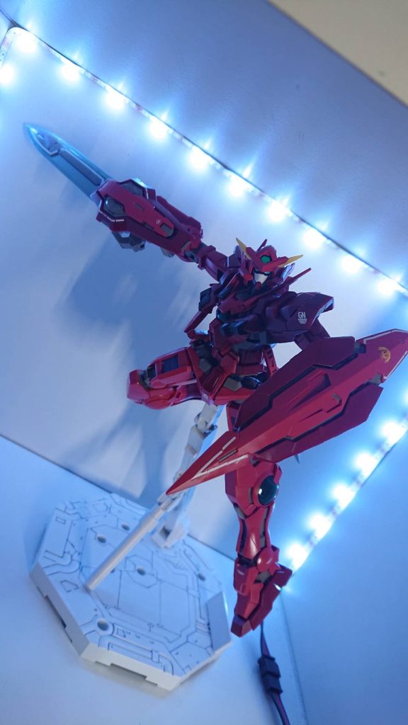 GNシールド取り回しに優れているシールド。先端が鋭くなっているため近接での突き攻撃も可能になっている。