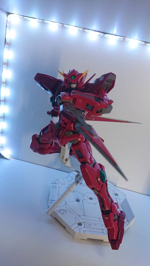 GNショートブレイド腰の横にマウントされている小型の剣。投擲に優れている小ささであり、アイトは好んでこのGNショートブレイドでの投擲を行っている。GNロングブレイドGNショートブレイドの刃を大型化させた武装。だが投擲には優れていないためかアイトはこの装備を使うことが少ない。