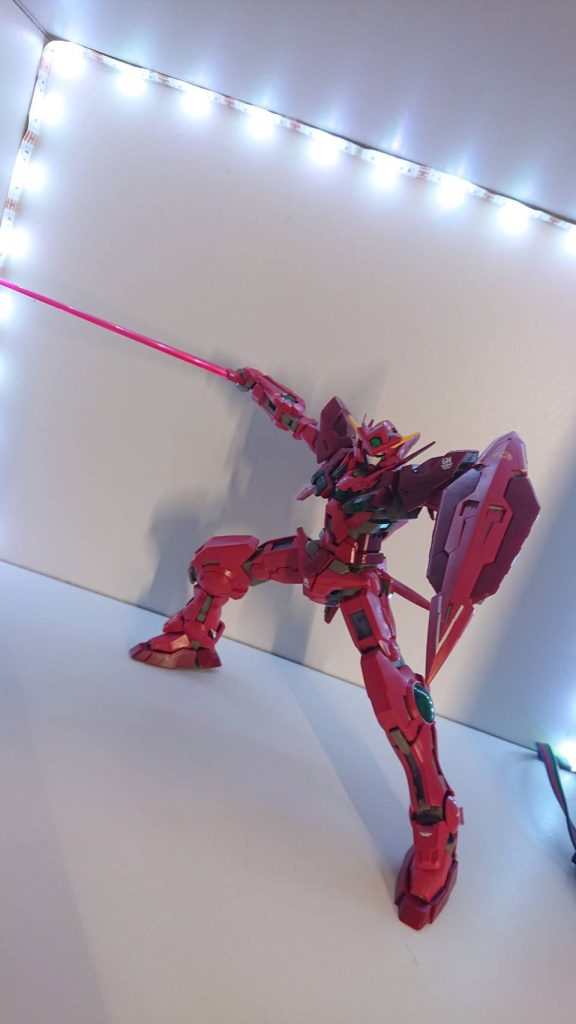 GNビームソードどのような場面でも使用することが出来る万能武装。マウント位置がエクシアから変更されており、腰部の後ろとなっている。万能武装であるはずが、すべてGNソードで解決できるため使用される頻度はあまり多くはない。