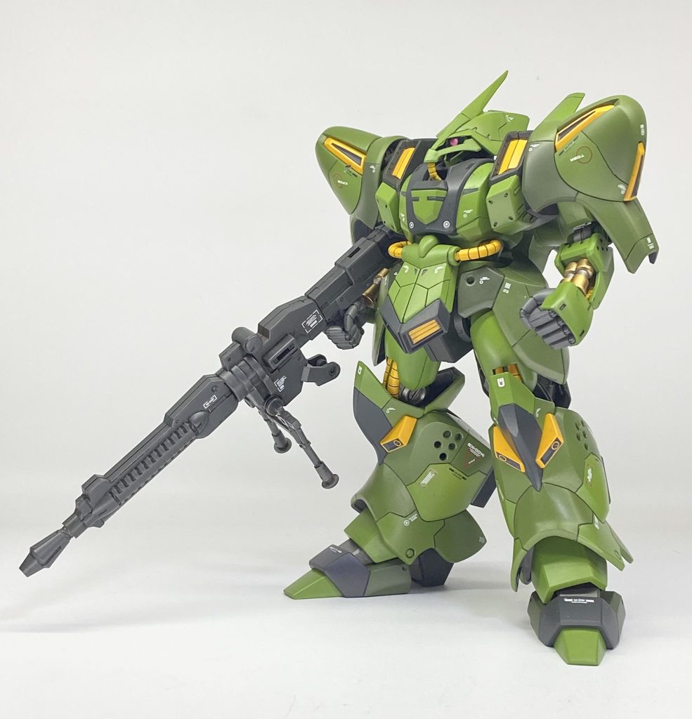 改修個所は、スジボリ追加、配色変更、ハンドパーツの大型化、軽量化のための肉抜き穴、モノアイ改造、肩と足裾装甲末端ののシャープ化、背部スカート裏、バックパック裏のディテール追加など