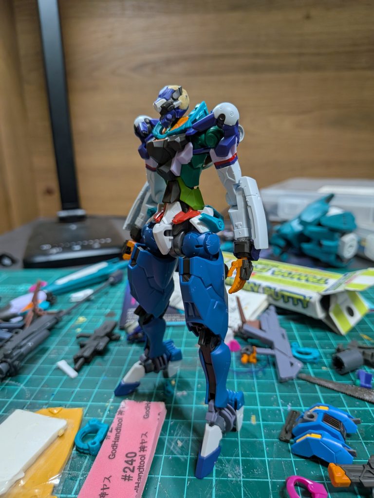 制作過程使用したパーツは上半身はジークアクス系統をメインにジフレドと腕部にゲルググを使用頭部は量産機風にするため耳部を無くしました下半身は水星系で構成で足はエアリアル改修型と鉄血のジークルーネのパーツを加工して移植しました