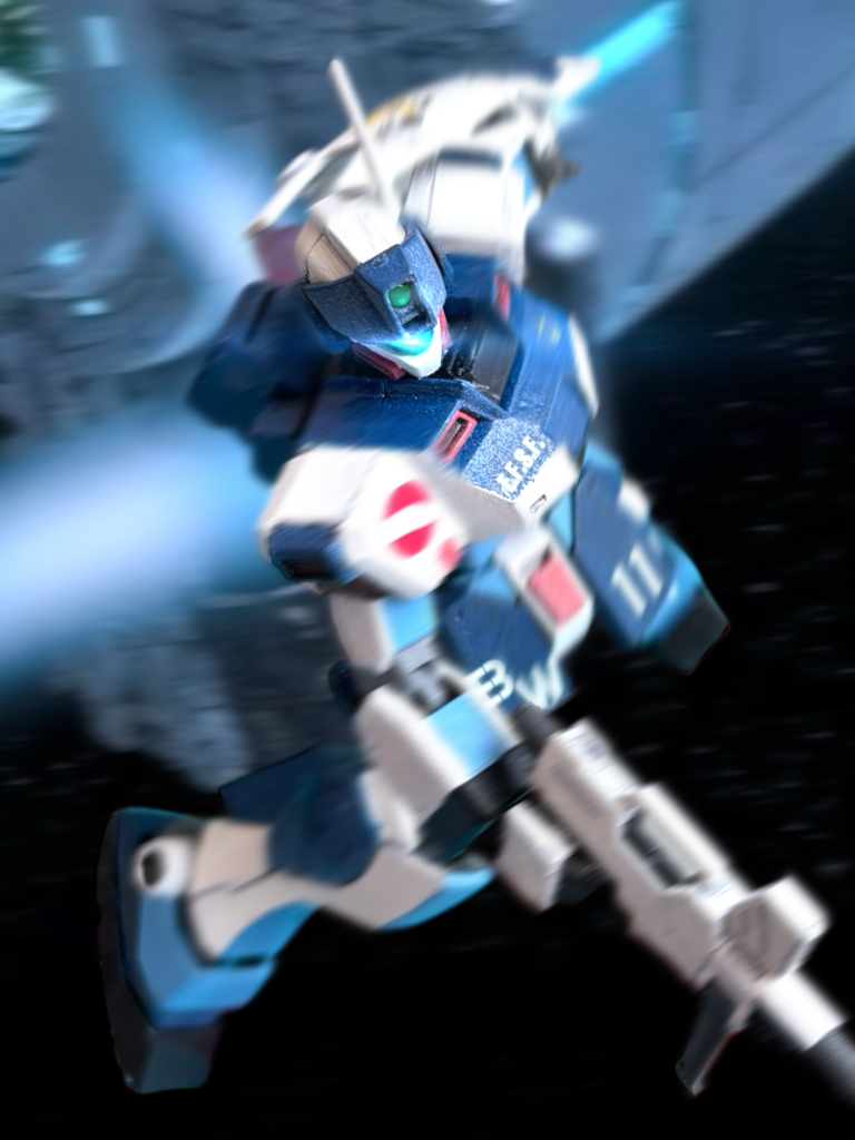 ミヤギは、機体をジグザグに飛ばしながら、2度、深呼吸をする。 宇宙空間の、無限の広がりに、自分の感覚が溶けていく。 果てしなく広がる空間で、相手との間合いが、わかる。 感じる気配は2つ。 4時の方向に、温かく自分に向かう、優しい気配。そして、11時方向。棘のある、明確な敵意。だが、小さな蟷螂が、必死に威嚇する程度にしか感じない。怖く、ない。ヘントが、守ってくれている——! ミヤギは、機体を一気に前に進め、ライフルを前方に構える。 スコープを覗くまでもない。