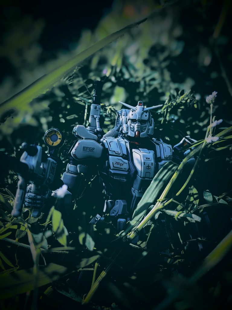 夜の森林から出てくるホラーなガンダム(zaku-kao9)