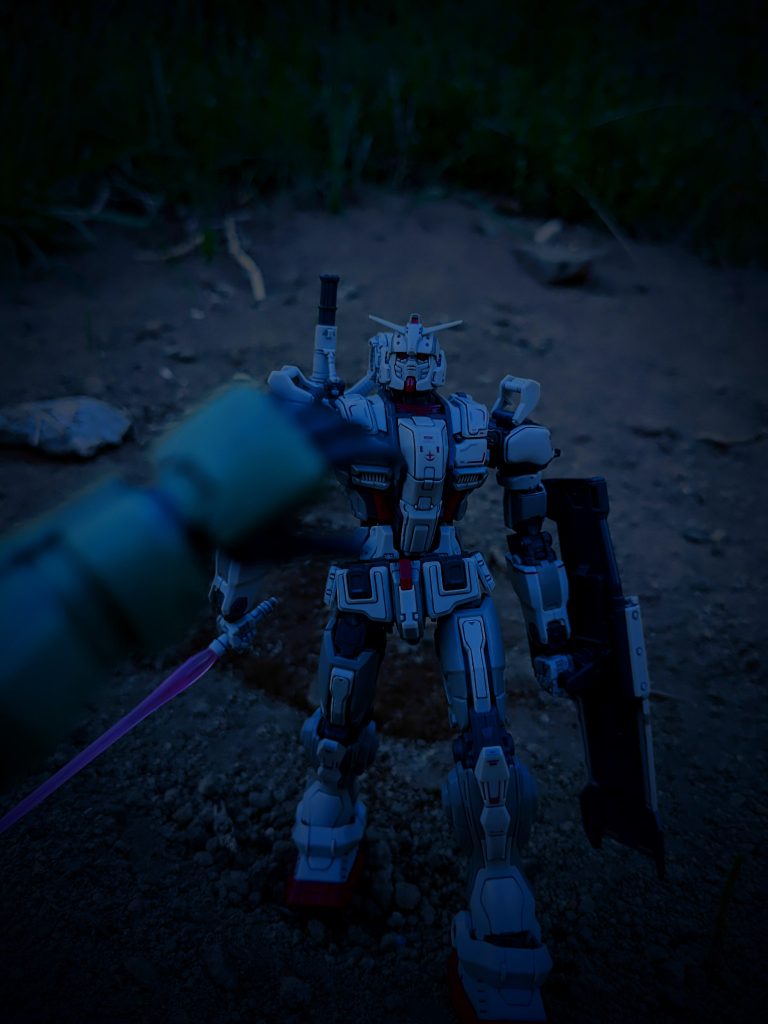 投降しようとするザクと容赦なく迫ってくるガンダムEX