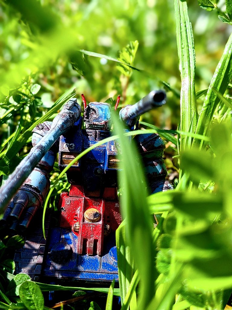 頭部にはバズーカ的なのが当たったようにしてみました！腹部は不発弾が残ってます！