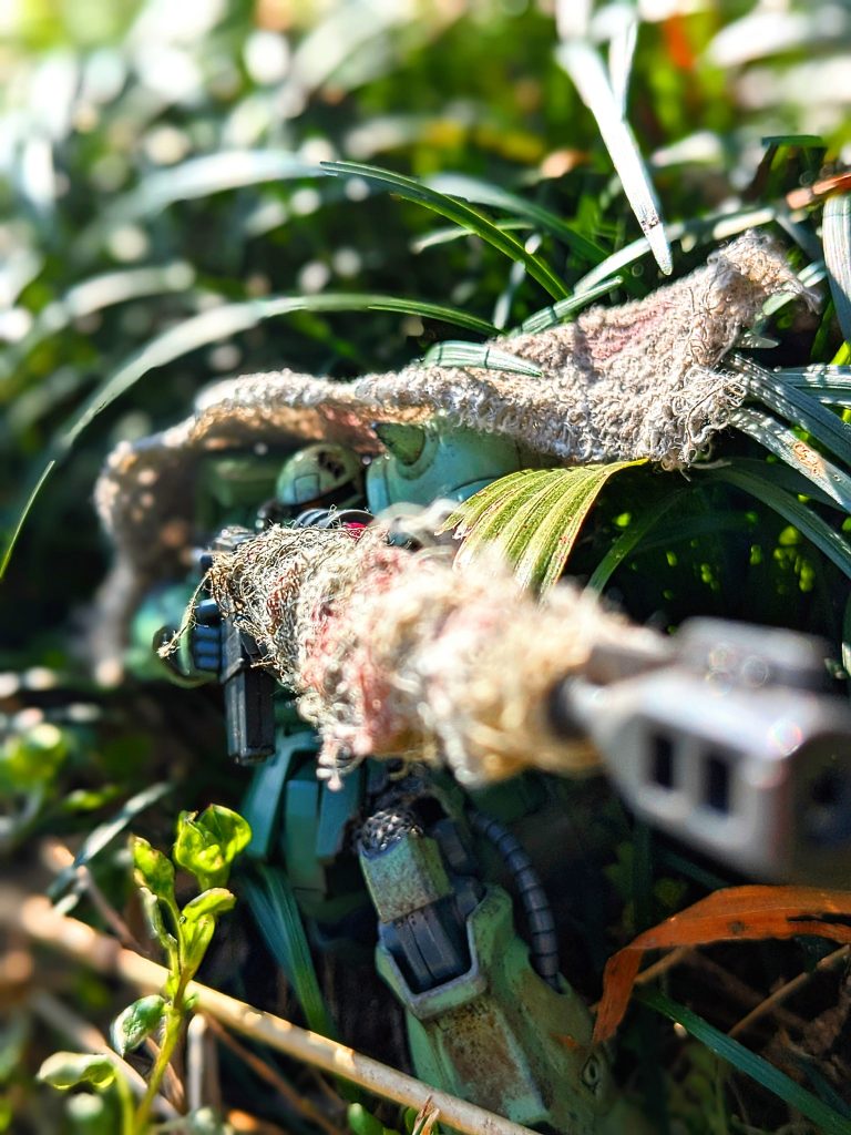 草に隠れながら狙いを定めて…