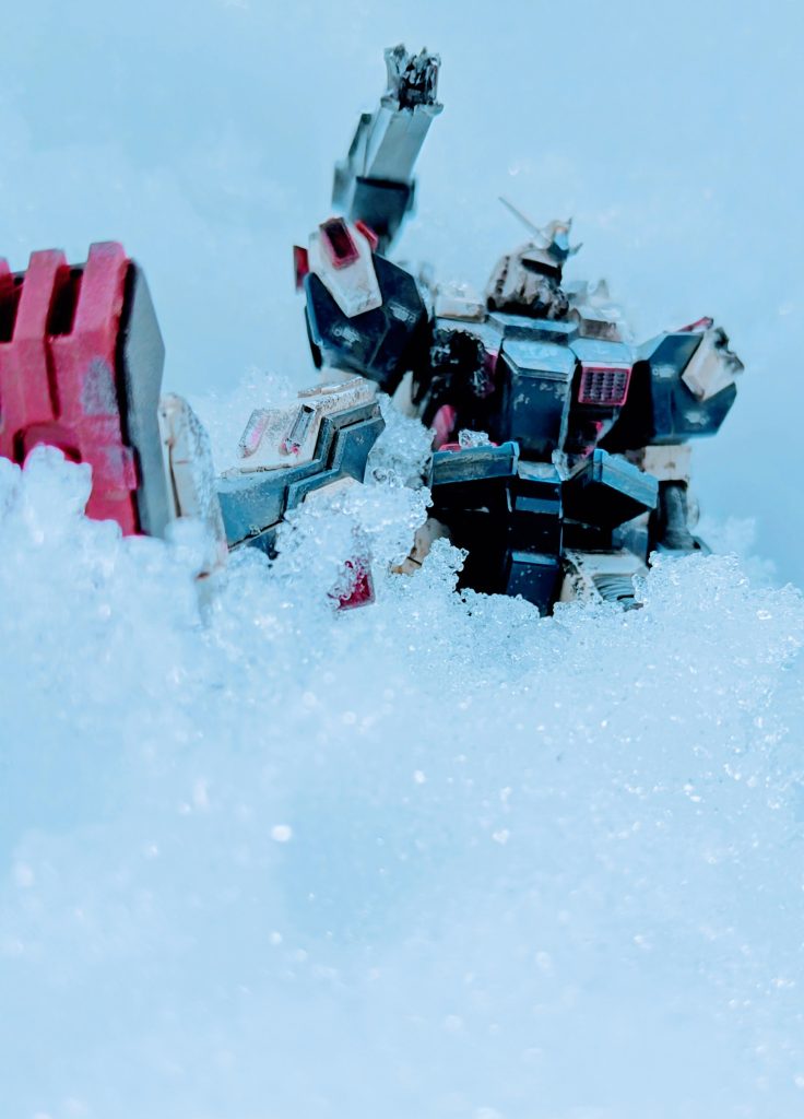 設定としては雪原に派遣された試作機が敵襲を受けて何とか倒したが機体の情報を盗まれるのを恐れて雪の洞窟に隠したという感じです！