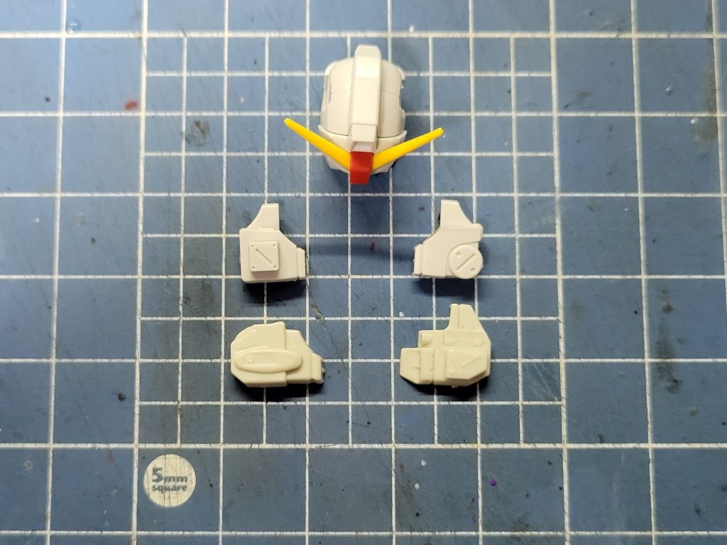 旧HGの側頭部パーツは、HGUCの同部位のパーツをベースにして制作。遠距離通信パックは、このままだと頭部側面の段差が目立つので、積層プラバンを接着して形状をアレンジしました。