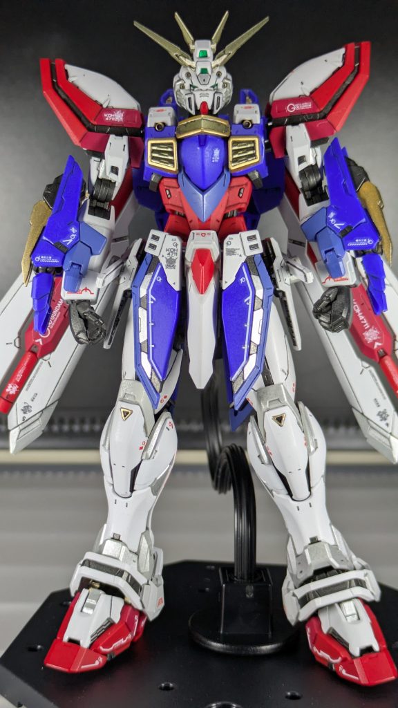 今回の作品を作るに当たって、一つの課題として、「水転写式デカールの苦手を克服する!」を目標に、全てのデカールを、これもまた運良く入手することが出来た、水転写式デカールを基本的に全ての指定箇所に貼り、作品を仕上げてみました!またカラーリングについては、「RG シャイニングガンダム」同様、なるべく一色で仕上げること無く、青や赤、金などの箇所も2色使用し、また丁度カラーリングの手本となるような、メタルビルドのゴッドガンダムが出ていましたので、それを参考に塗装してみました。