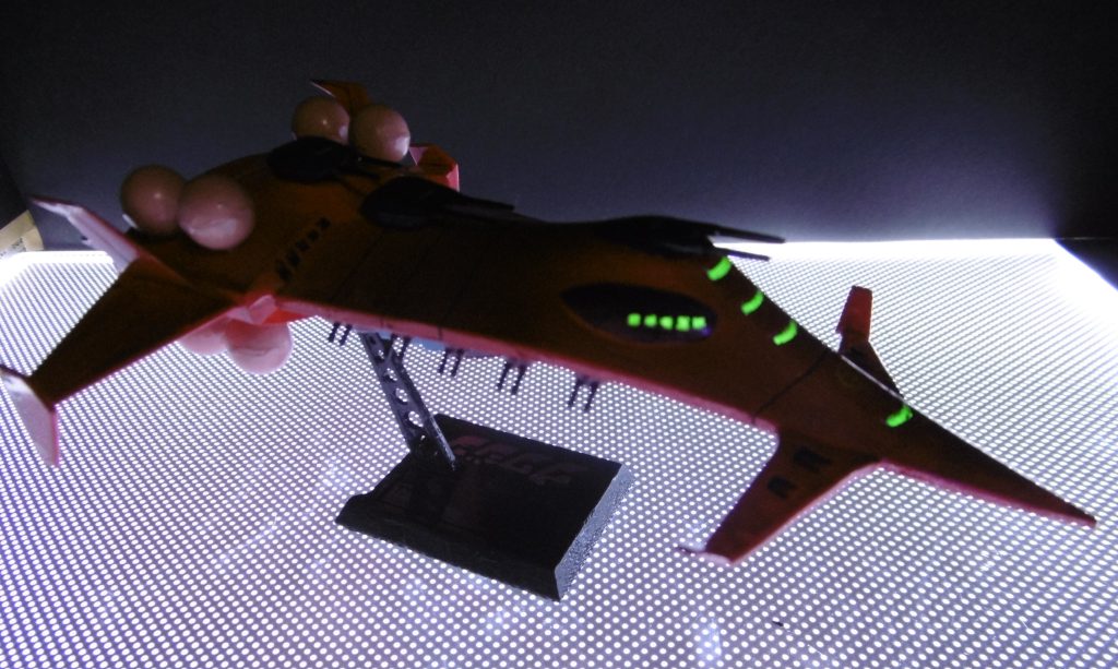 艦橋は蛍光イエローで塗装したので、UVライトで発光します。