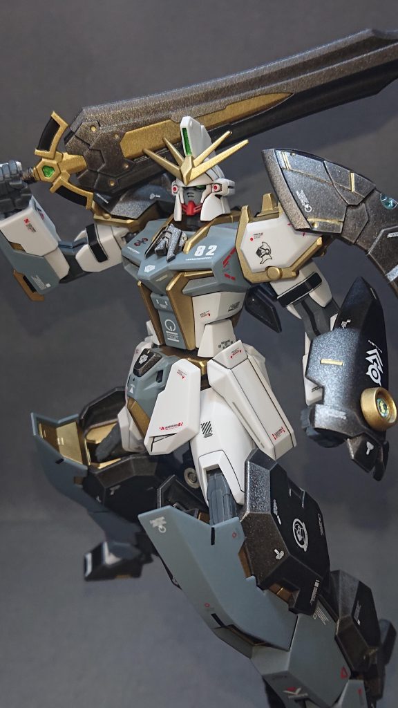 1番の拘りポイントは、敢えて腰回りには追加アーマーを配置せず腰の細さを強調することで肩や腕周り、脚部のマッシブさを強調しているところです✨前作の“シュヴァリエストライク”は腰回りのアーマーが強調されていたこともあり、それとの対比も狙っていたりしていますねｗ少しでも差別化と個性を感じていただければ嬉しいです！ただ、ストライクの腰回りをいじるのに多少の苦手意識はあるので、もっと勉強しないといけませんね💦ｗ