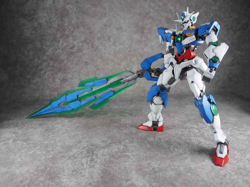 かなり大振りな武装となりますので、自力保持は無理。そのため専用台座が付属します。