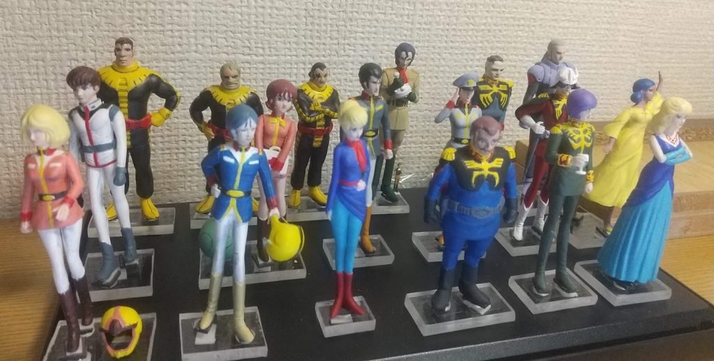 キャラコレに付属の台座は不安定なので使っていません。代わりにアクリル板を切り出して、ネジウム磁石を埋め込んで台座にし、フィギアの足裏に磁石を貼り、脱着できるようにしました。ララァとセーラがどうしても直立してくれません(泣)