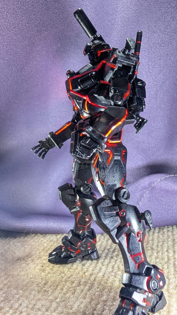 バイザー部は最初クリアブラックで塗ってブラックライトで目部分が光ればと思いましたが、上手く透けず汚くなったんでそのまま黒にでもなんかアレだったんで、バイザー部だけレジンでコーティング