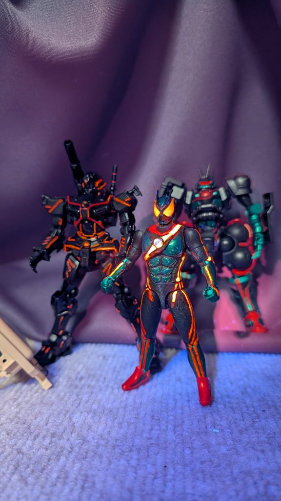 実はコチラの装動 仮面ライダーゼッツを同じ様にライン光る様に塗装したかったんで同時進行してましたなんでついでに😁軽キャノンもですがブラックライトが上手く全身に当たらないので部分的になってますが💦