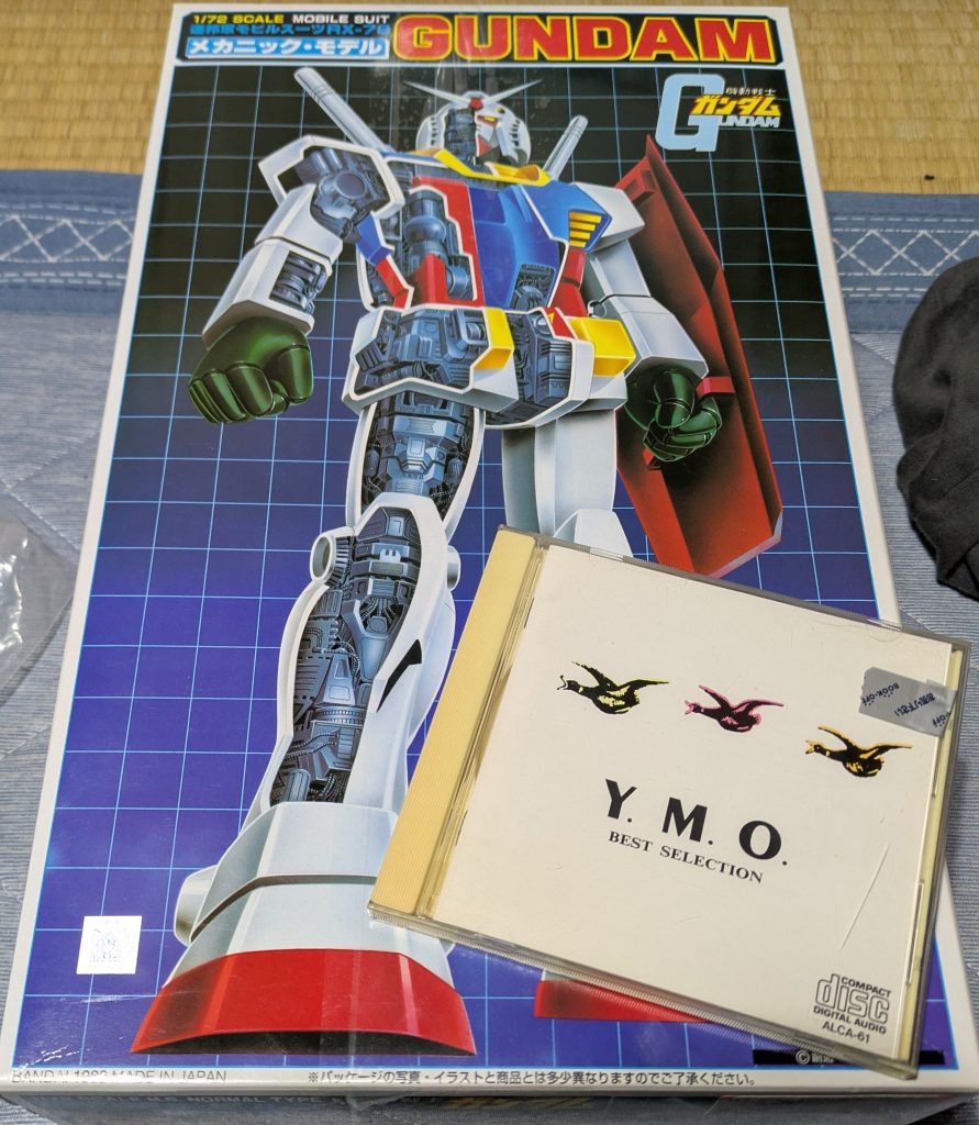 作品名：早めのクリスマスプレゼント買ってもらいました<p>最近CDにハマってまして、じいちゃんのCDプレイヤー貸してもらって聞いてるから、自分の欲しいなぁと思い安いCDプレイヤー探しに行ったんですけどね、全部高いんですよ！ だから色んな電気屋さん行った帰りにでっかいブックオフ＋ […]</p>
