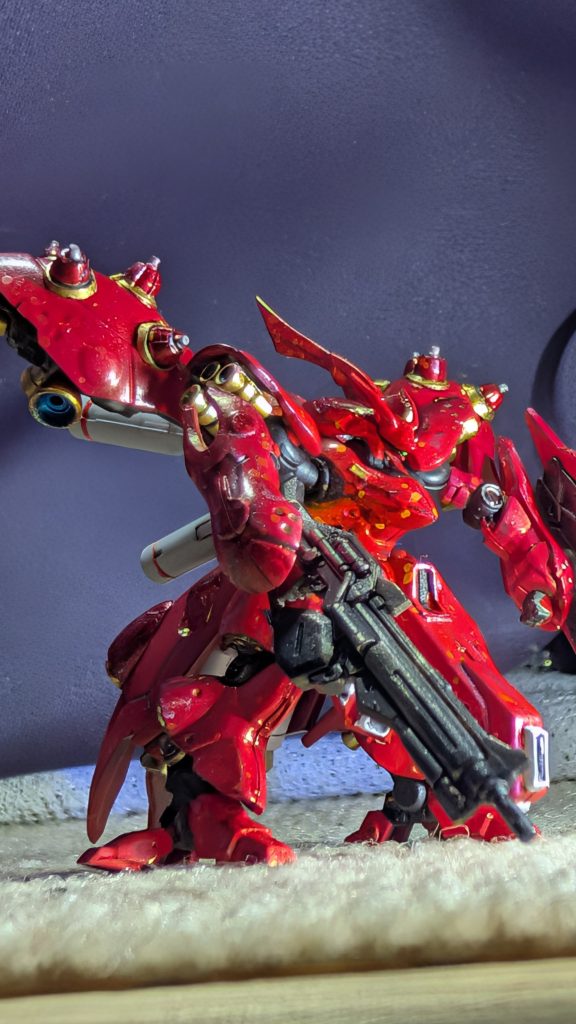 モノアイも一応蛍光グリーンで光らせてますが、あまりブラックライト当てるとGマーカーのつや消しの荒い飛び散りが斑点で浮かび上がるのでますます汚くなる💦 上写真の胸辺りの斑点みたいに💧