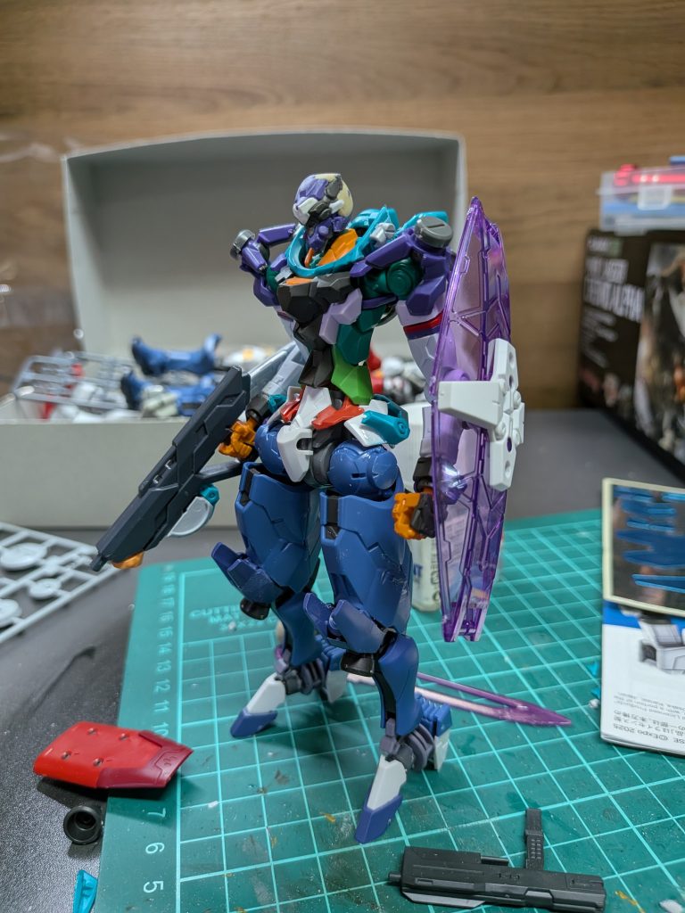 2つの異なるシリーズのキットを使用して一つのデザインにまとめるのが一番難しかったですm(_ _)m下半身部にジークアクス系のパーツを貼り付けてまとめました&nbsp;