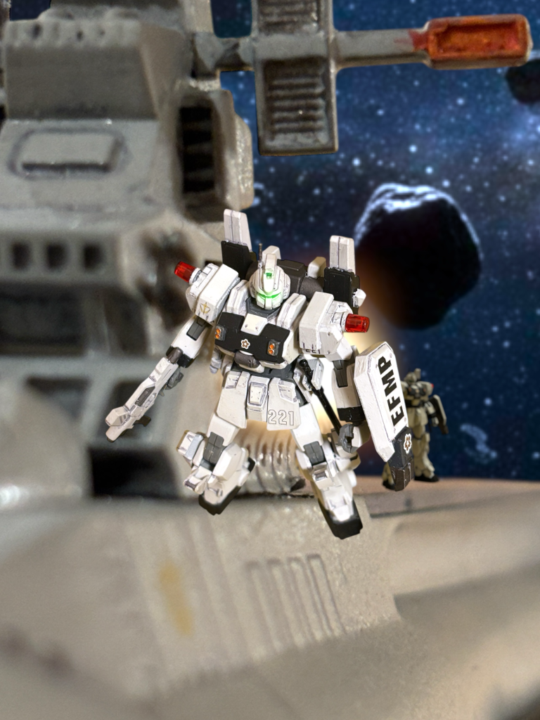 「MS隊は、有視界戦闘準備。カメラの感度を最大にしておけ。60秒後、離陸。フォーメーションD。先鋒はわたしだ。」　了解、という二人の声を聞くと、ひと足先に、自分の機体を宇宙に浮かべる。速度をあげ、艦の前方を進む。　デブリの中に、微かに、バーニアノズルの火が見えた気がした。『見えた！あれですよね！？』　後方、