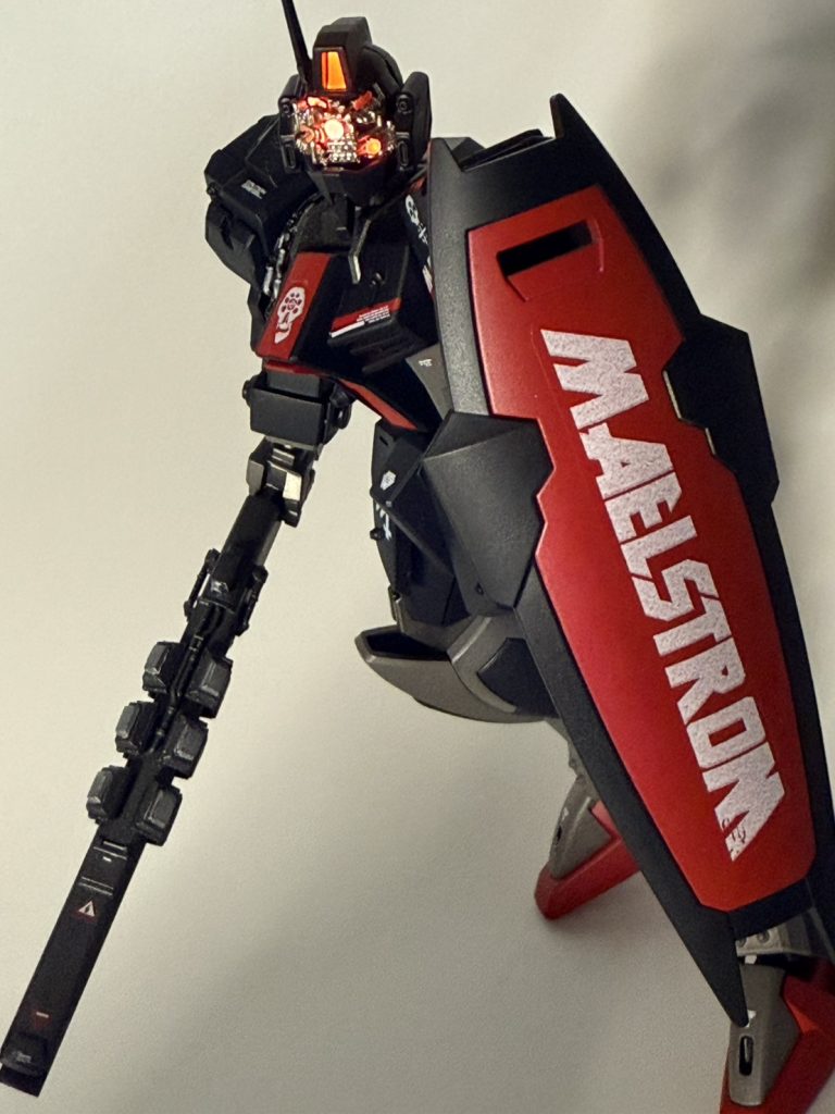 シールドもあります。ショットガンはこういう持ち方をするタイプの銃があるのでそれに倣って作ったんですが、この角度だと棍棒かなにかにも見えてしまったり。