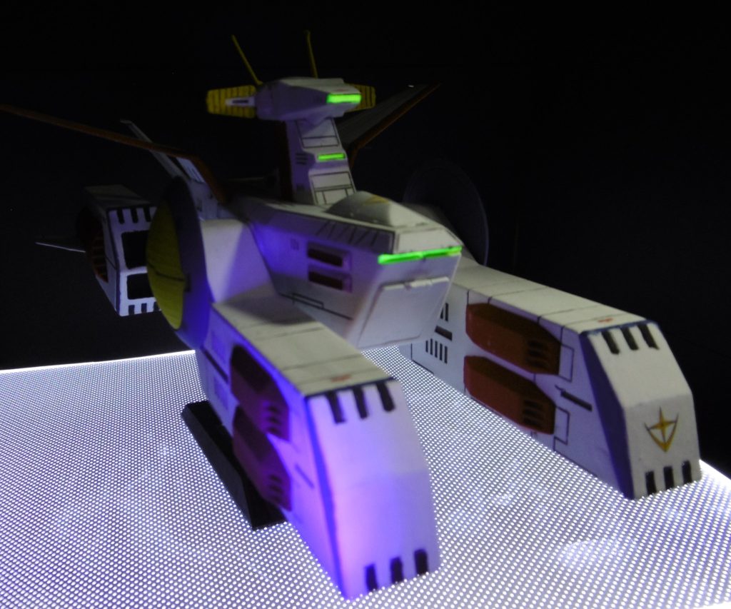 艦橋は蛍光イエローで塗装したので、UVライトで発光します。