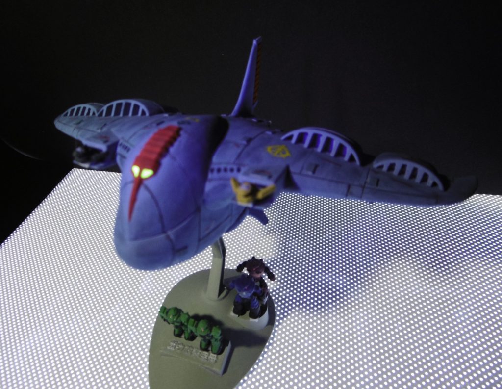 艦橋は蛍光イエローで塗装したので、UVライトで発光します。