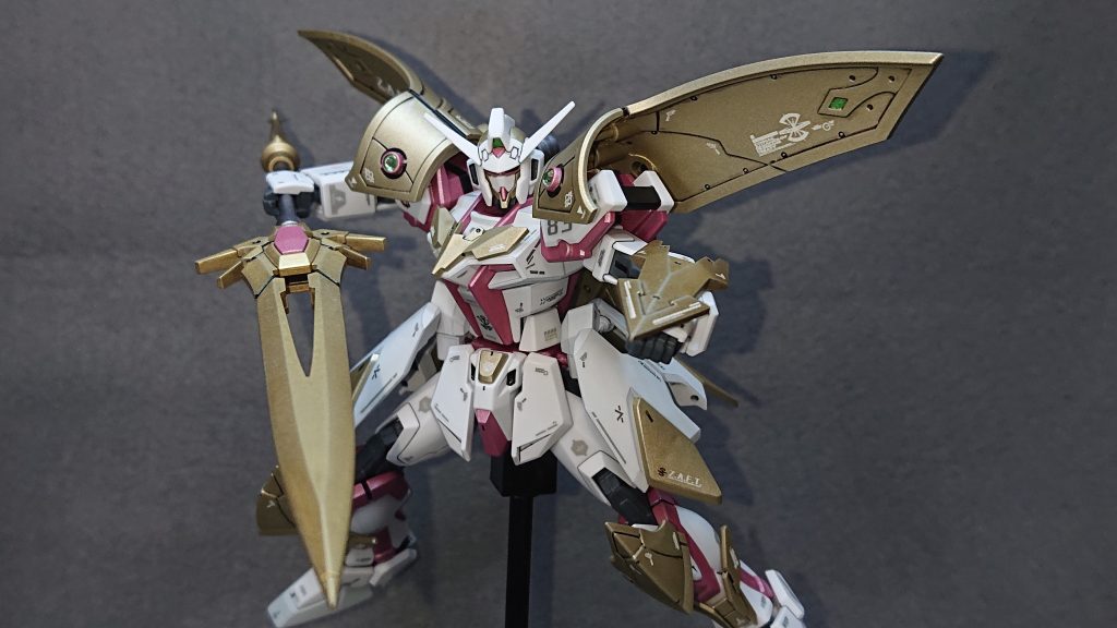 1番の苦労した改造ポイントは“サイドスカート”ですね💡使用しているパーツは“MSGメカサプライ27エクスアーマーE”というもので、滑らかな曲面と少し丈の長いデザインが今回の機体コンセプトに合っている気がしたので採用してみました！苦労したのは接続方法の違いです💦エクスアーマーEは3㎜軸穴での接続だったので、ストライク側のボールジョイントを削り込むという力技で穴のサイズに合うようにしていますｗ削り過ぎるとスカスカになってしまう後戻りできない作業に緊張しましたよ💦ｗ頑張った甲斐もアリ違和感なく良い感じのデザインになったのでかなり満足しています✨