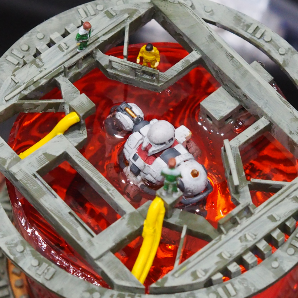 LEDを弱めると、こういう見た目。上からザクが赤い液体に沈んでいる様子。