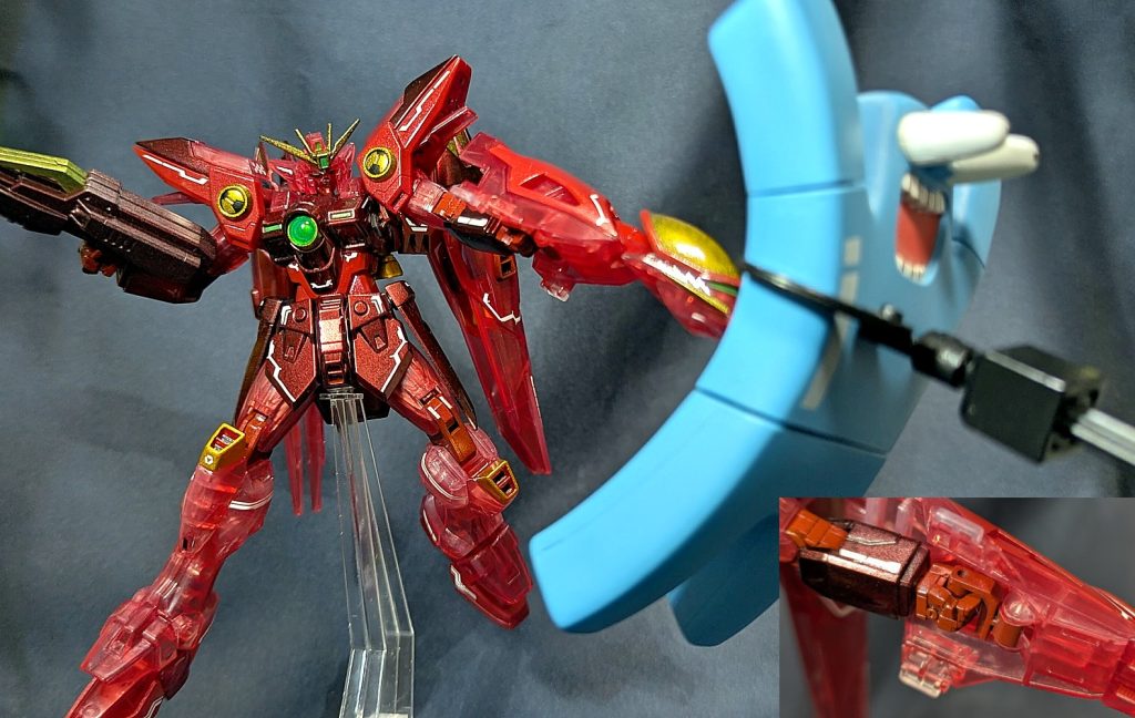 キットのシールドジョイントだと前腕塗膜が何度も持っていかれてストレスしかなかったので、ウイングの手に持たせるパーツを加工して持たせるように変えました右下の画像：手の甲の塗膜が削られないように、そこに当たる部分も少し削ったことによって、偶然にもシールド突き状態を綺麗に見せることができました