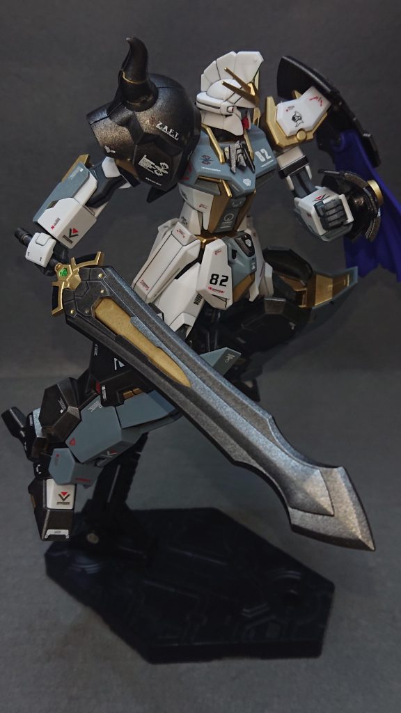 改造ポイントは今回たくさんあるのですが、1番を上げるのであれば“右肩の追加アーマー”です💡このショルダーアーマーは“30MFクラスアップアーマー(ローザンウォーリア)”に収録されているモノになります接続方法としては、ストライクの肩アーマーがあると30MFのアーマーで挟み込めなかったので肩アーマーを撤去してから30MFのアーマーを被せました！ただ被せただけでは固定が出来なかったので、追加アーマーの背面部にある3mmのジョイント穴に合わせてストライクの肩フレームにも3mmの穴を開けジョイントパーツで繋げています✨接続穴をそのままにしていると見栄えが悪かったので、100均のデコレーションシール(水色)を付けることで隠してみました💡デコレーションシール(水色)は他にも左肩のショルダーシールドと左腕のシールドにも装飾品として付けています！あと、地味な改造ポイントとして左肩のストライクのフレーム部分を少し切り飛ばしてみましたｗちょっとしたデザイン変更ですねｗ