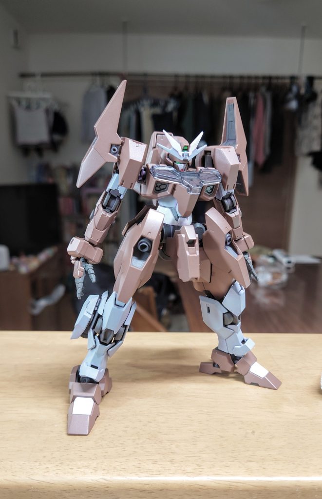 塗装いつもは筆塗りで仕上げることが多いんですが、今回はミキシングがメインだったのでスプレーでお手軽に済ませました。茶色→アサヒペンのクリエイティブカラー　カーキグレー→タミヤAS26　ライトゴーストグレー発光部→メタリックレッド→蛍光レッドフェーズドアレイキャノンはシールに上記の塗装を施して貼り付け、シールがないところは筆塗り。他は成型色です。フレーム部はゲート跡や切り貼りした部分にタミヤの履帯色で筆塗り。