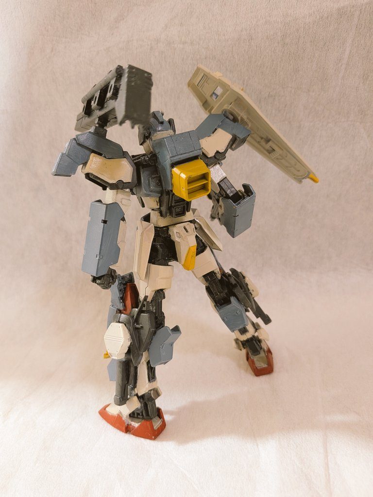 しかし、貧乏なので背面はスカスカです。ダガーなので機動性の確保のために仕方なくとかそんな感じです。