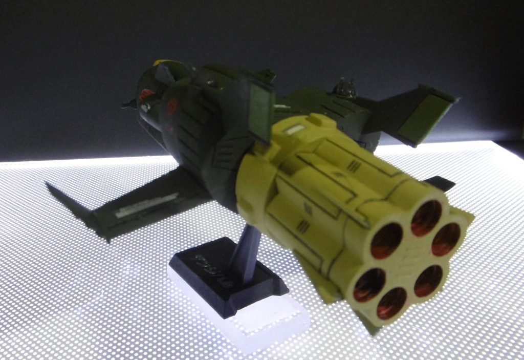 ブースターをつけると重みで台座が後ろに倒れます(zaku-kao9)仕方がないので台座の下にアクリル板を貼りました。