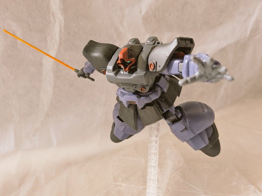 その結果に本来取れないポージングもなんのそのロボット魂ほどとはいきませんが充分な可動範囲があります。(しかもロボット魂より安い。人件費プライスレスなので)