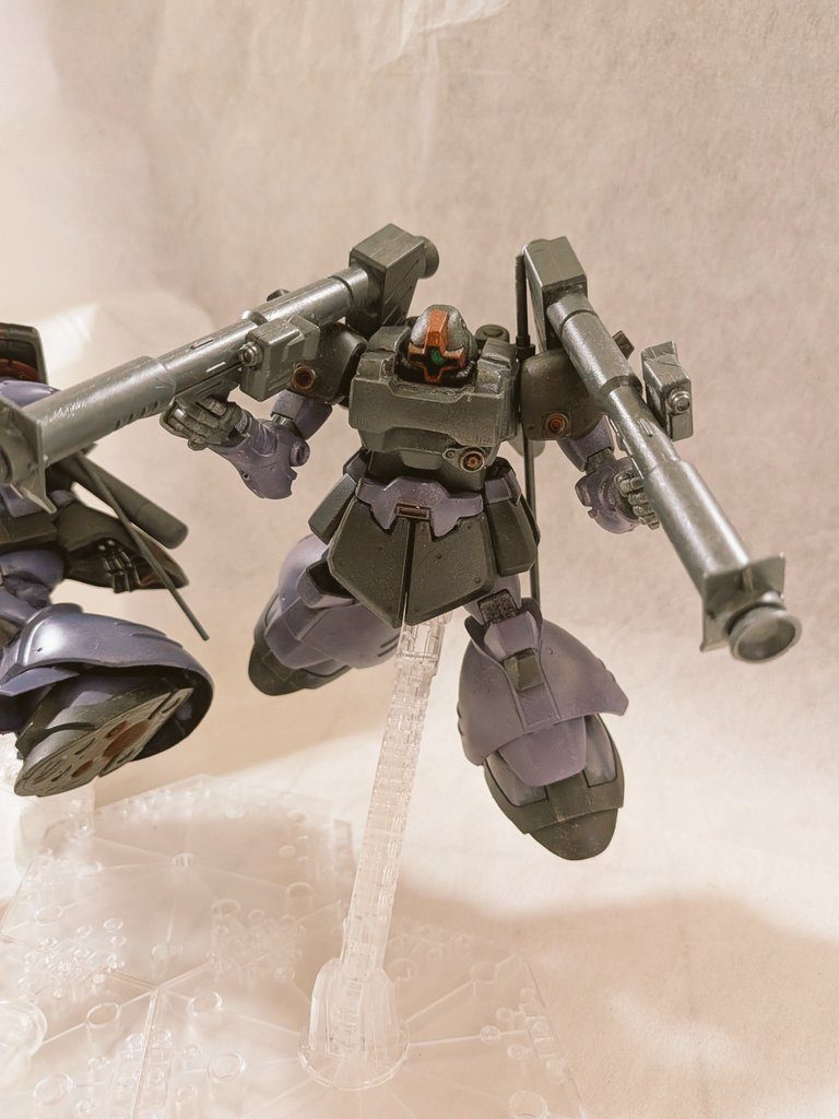 HGドム+HGリックドムⅡの2体目同じHG同士のミキシングになります。可動範囲は新型のドムになりつつ、HGリックドムⅡの少しスマートな体型になりました。