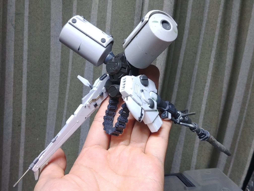 バックパックは中央部はHGギラズール（ギルボア機）から拝借し、タンクはwave、ベルトはコトブキヤの改造パーツ、残りはプラ板で形を出しています