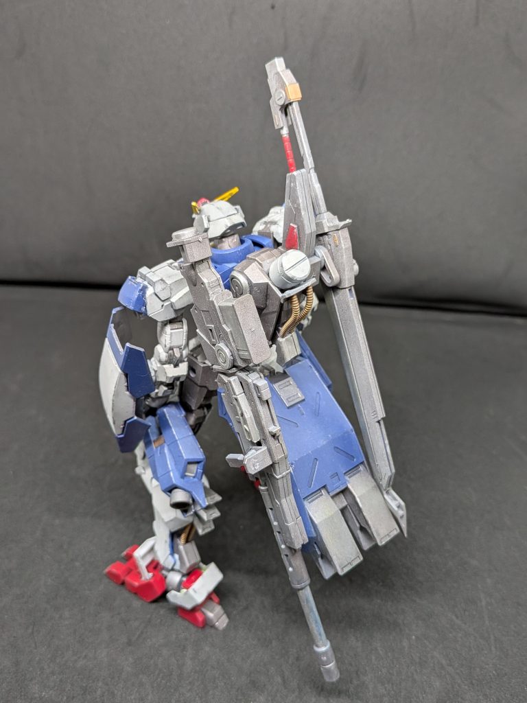 G‐フェイカーピーカーブが資源探索の中で発見されたガンダムタイプだがピーカーブ一同はまだ断定できないと判断したため類似機体と判断している当時起きたフェザーフォールによって破損が激しくナノスキンや自己再生装甲は紛失したがフレームは無事でコックピットのを載せ替え稼働系統の修理と改修により起動可能になった多彩な武装により臨機応変に対応ができる