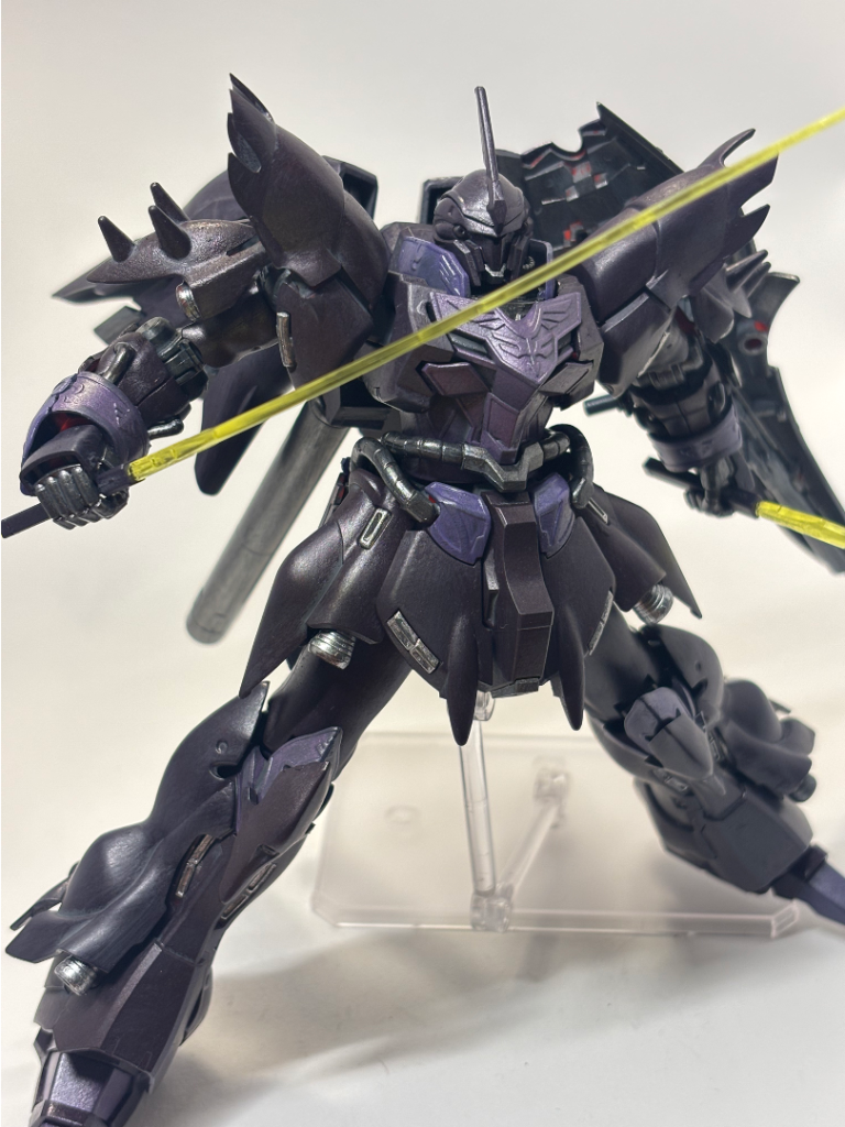 よーく見ると成型色の赤が所々のぞいているのは、ご愛嬌ということで。やはりパーツの裏側もしっかり塗らないといけないと思いました。今回から撮影ボックスをリニューアルしています。不織布をやめて、画用紙を段ボールの内側全体に貼り付けました。それだけでも写真が全然違いますね！