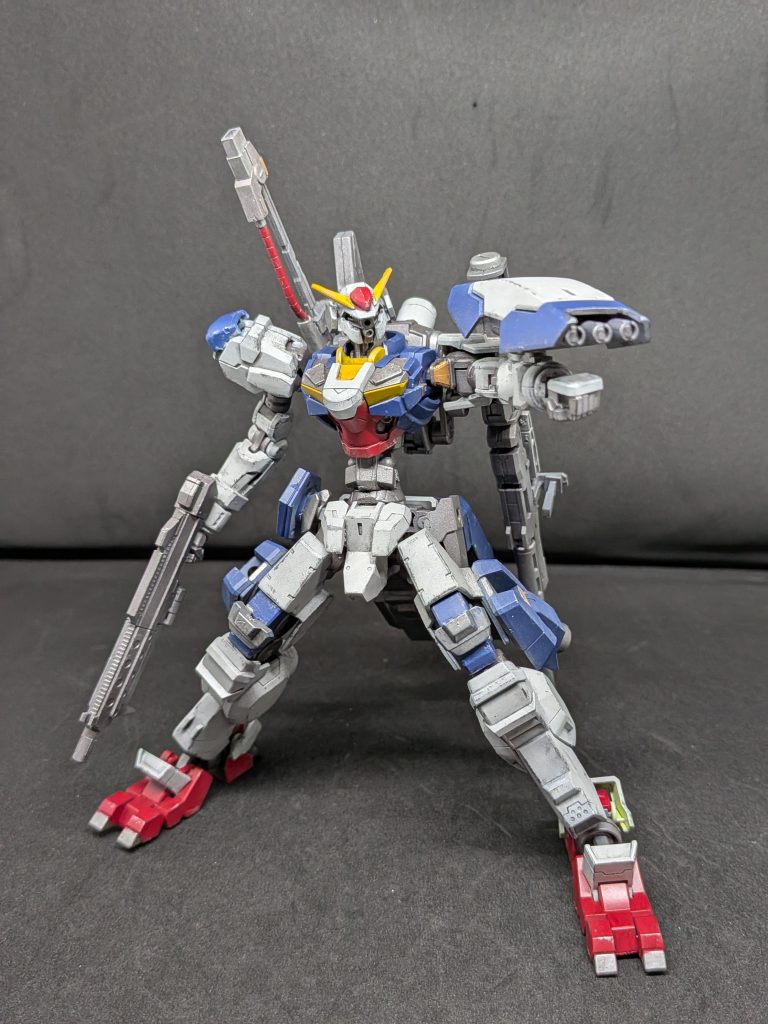 シールド/三連ミサイルシールドにミサイルユニットを合わせた攻防一体の武装弾頭の切り替えが可能