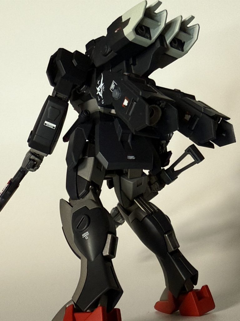 専用ストライカー「メイルストロームストライカー」。怪しげな手段で入手したエールストライカーのジャンクパーツを使っているものの、航空的技術がなかったため推力で強引に吹っ飛ばすような運用をしています、という設定で作りました。威圧的外観での威嚇にも。