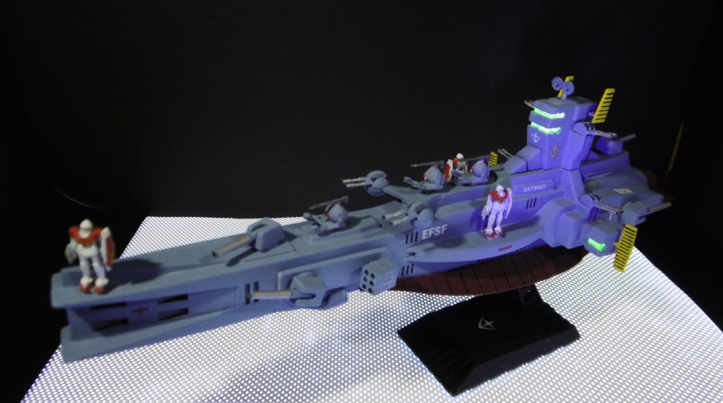 デカールはガンダムデカールDX01とハイキューパーツのコーションデカールを使いました。艦橋は蛍光イエローで塗装したので、UVライトで発光します。ジムとボールを甲板（？）の要所に配置しました。