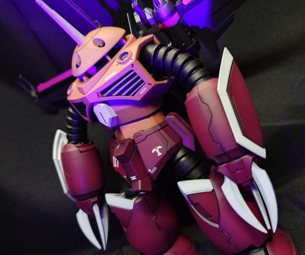 モノアイは蛍光樹脂でしたので、クリアだけ塗装しています。