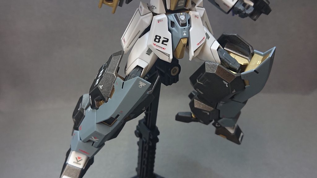 新しい試みとしては、脚部がCジョイント接続であることを活かして水星キット系の脚部ミキシングに挑戦してみました💡今まで水星キットとのミキシングは苦手としていたのですが、少しずつ出来ることが増えてくるのは嬉しいですねｗ今回は力強さを求めて“ルブリス・ウル”の脚部を組み合わせたまではイメージ通りだったのですが、脚が閉じれなくなったのは予想外でしたねｗ💦ですが、自分としてはかなり手ごたえを感じているので、今後このミキシング方法は多用していきたいと考えています✨