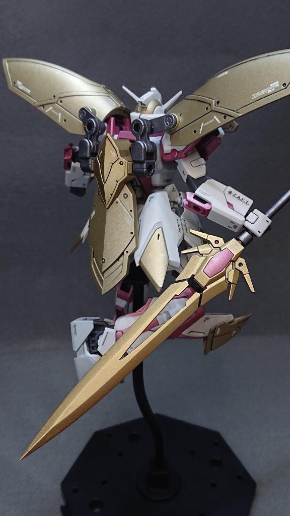 機体カラーにも少し拘っていまして、これまで騎士らしさを出すために差し色として使っていたゴールド系の色を今回はメインカラーに据えてみました💡メインカラーにするにあたって普段使っているゴールドをそのまま使っては少し味気ないと思ったので、第1カラーに“チタンゴールド”を第2カラーには普段使っている“ゴールド”をそして差し色に“パールライトレッド”を組み合わせることで、これまでの騎士型ストライクとは違う個性的なカラーリングに仕上げることが出来ました✨自分が作るストライクの中では結構珍しい配色になりましたｗホワイト系の塗装が苦手で敬遠しがちだったのですが、今回のデキに自分自身とても満足しており、ほんの少々自信が付いた気がしていますｗ