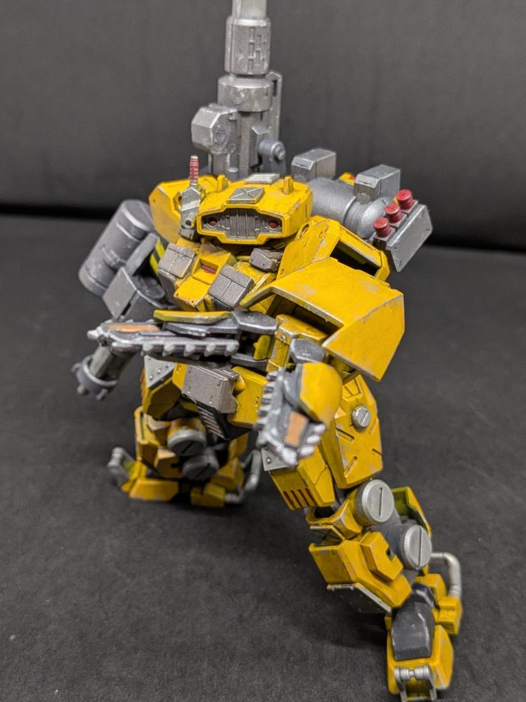 チェーンソーシザー作業用アームにチェーンソーを移植した武装相手を拘束し握りつぶすように切り裂く凶悪な仕上りになっている。シールドも追加され防御性も備わっている