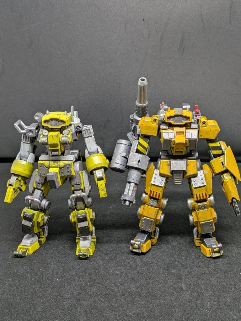 ワーカーBとワーカーW比較用にニ機とも並べてみましたm(_ _)m装甲と武装でかなり頼もしい機体に仕上りました<(｀･ω･´) 