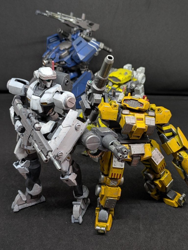 ワーカーWとハウンドaL作業員達が休憩の時は現場警護はこの二機種で行う敵を確認したときは信号弾を撃ち作業員の避難と誘導警護はソルダーFとワーカーWが担当敵との戦闘は専属パイロットが乗るワーカーWとハウンドaLが対応するこの割振りのお陰で生存率が飛躍的に上がったそうだ 