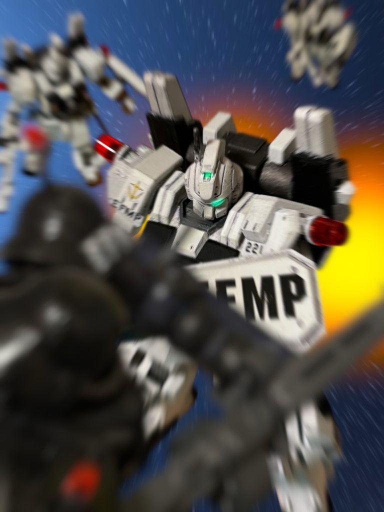 「化けて出たか！！」　視界を巡らせると、白い機体が３つ、勢いよくこちらに突っ込んでくる。　第２部隊の主力機キャバルリー……そして、先ほどの声は……「ヘント・ミューラー！！」　バギーが絶叫すると、白い機体が思い切りぶつかってきた。～～～～～～～～～～～～～～～