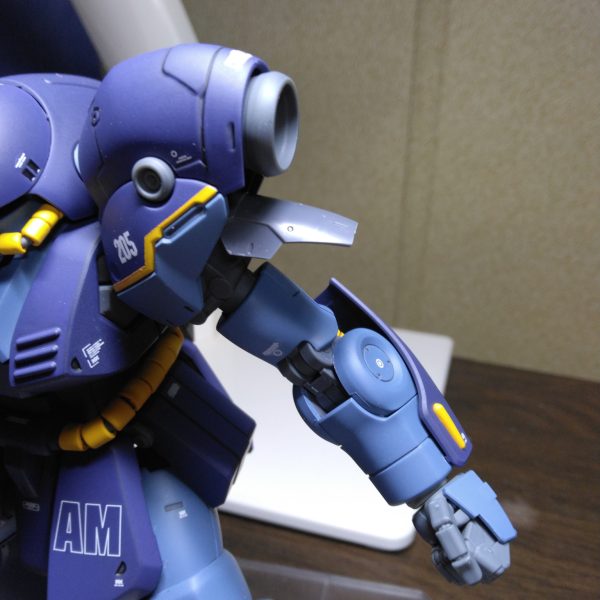 見て見ぬふりしてましたが💧丸見えの内部構造をブキヤのエクスアーマーで隠しますキット付属の肩アーマー＆シールド取り付けパーツに、アーマー裏のピン穴が合うようリュータで削って嵌めただけです（3枚目）